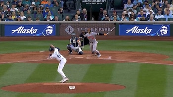 Una pelota de béisbol le