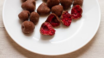Frambuesas bañadas en chocolate negro: