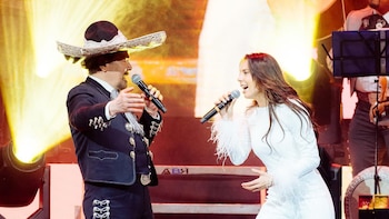Ovacionan a Majo Aguilar y
