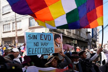 Una simpatizante del expresidente boliviano