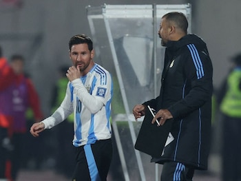 Samuel habla con Messi antes